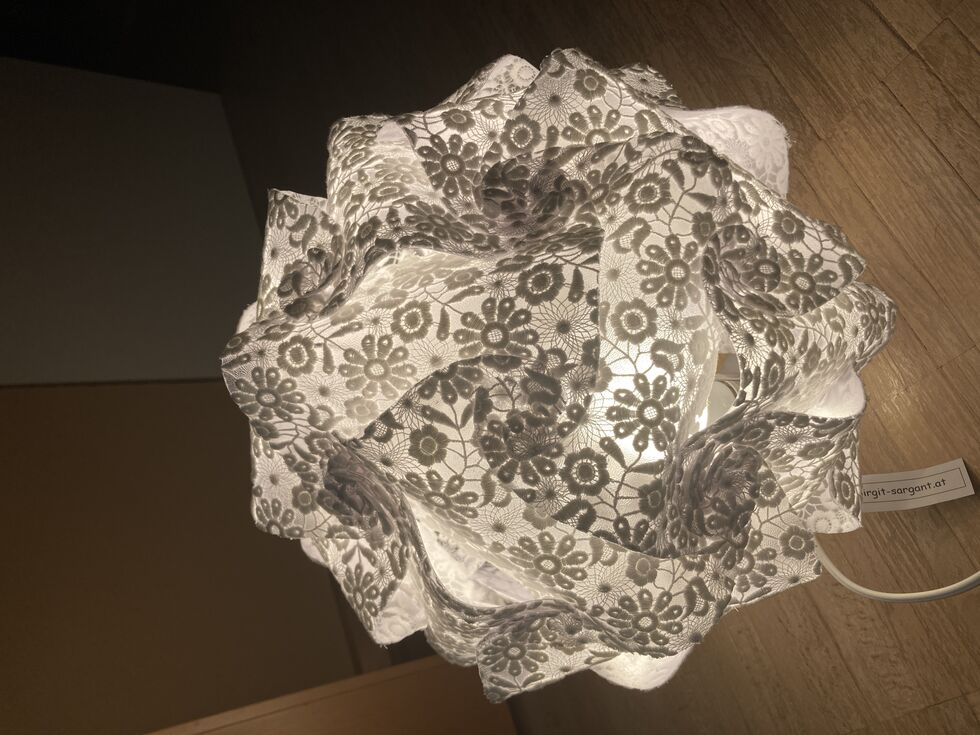 Lampe aus Stickerei auf Papier